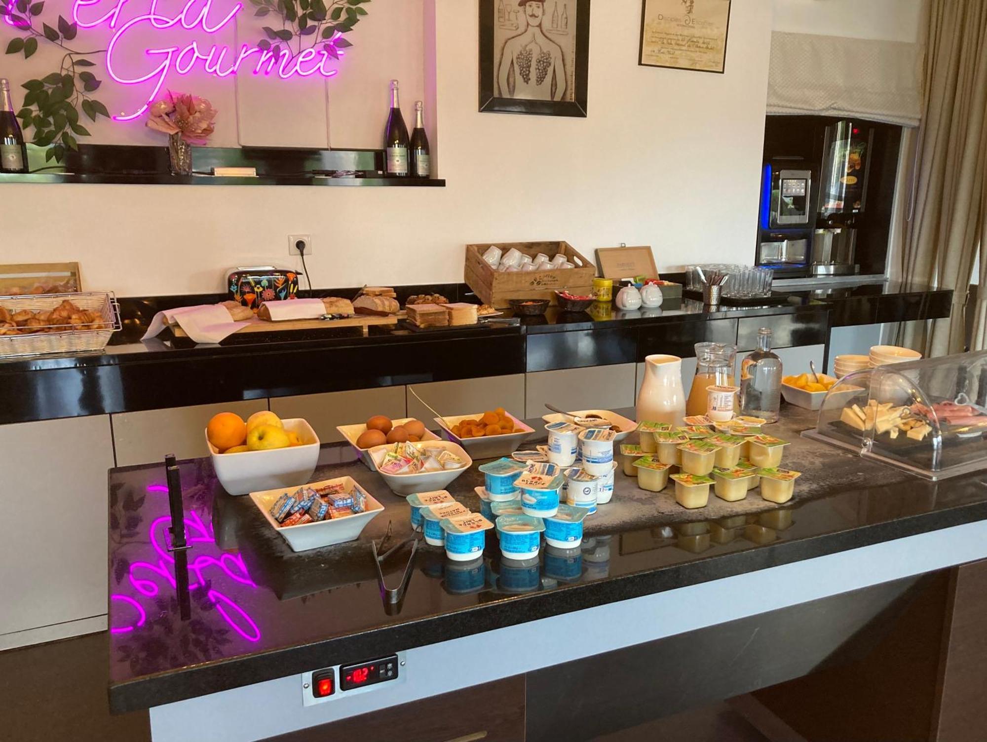 Hotel & Restaurant Perla Riviera Villeneuve-Loubet Exterior photo