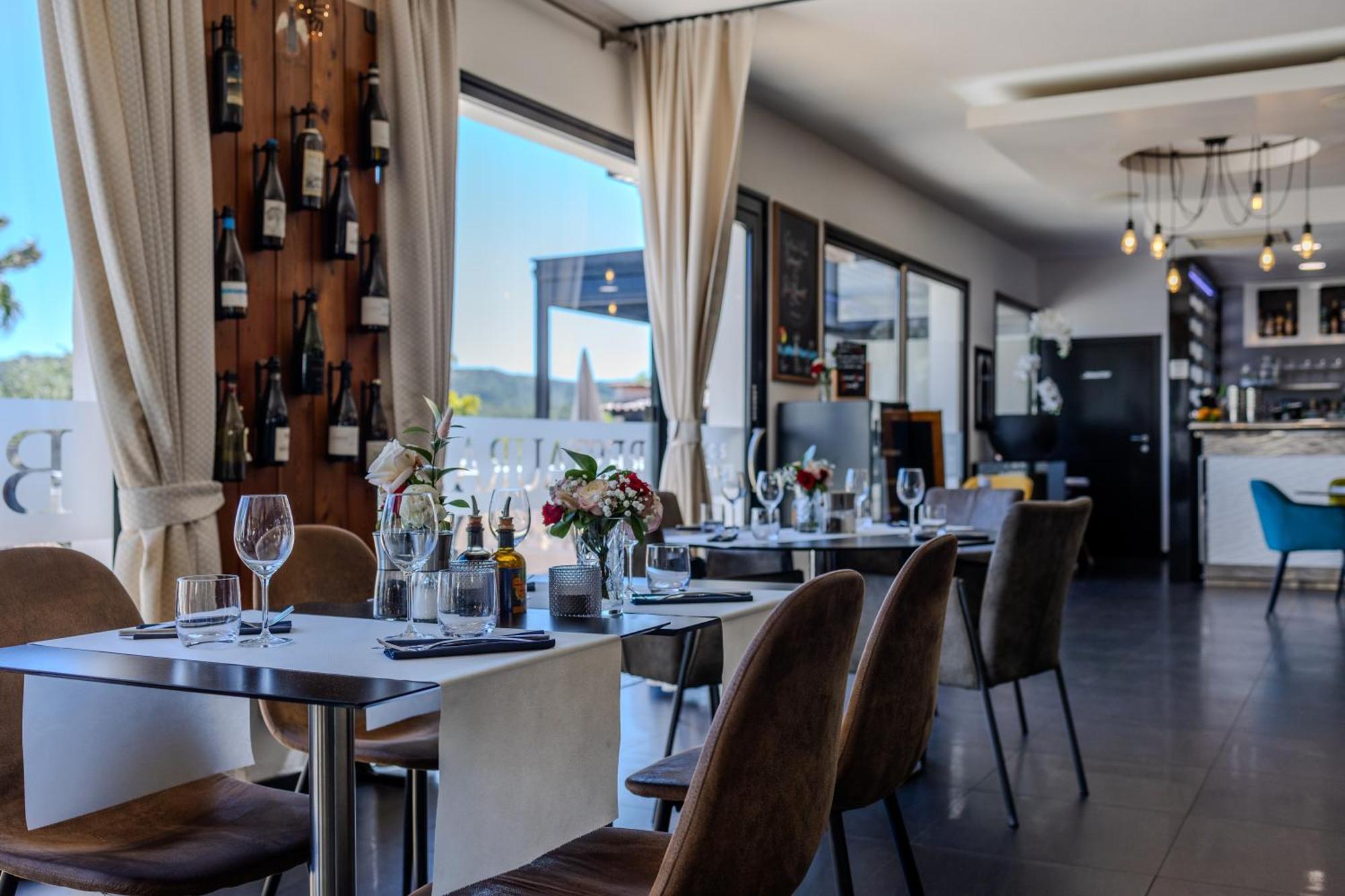 Hotel & Restaurant Perla Riviera Villeneuve-Loubet Exterior photo