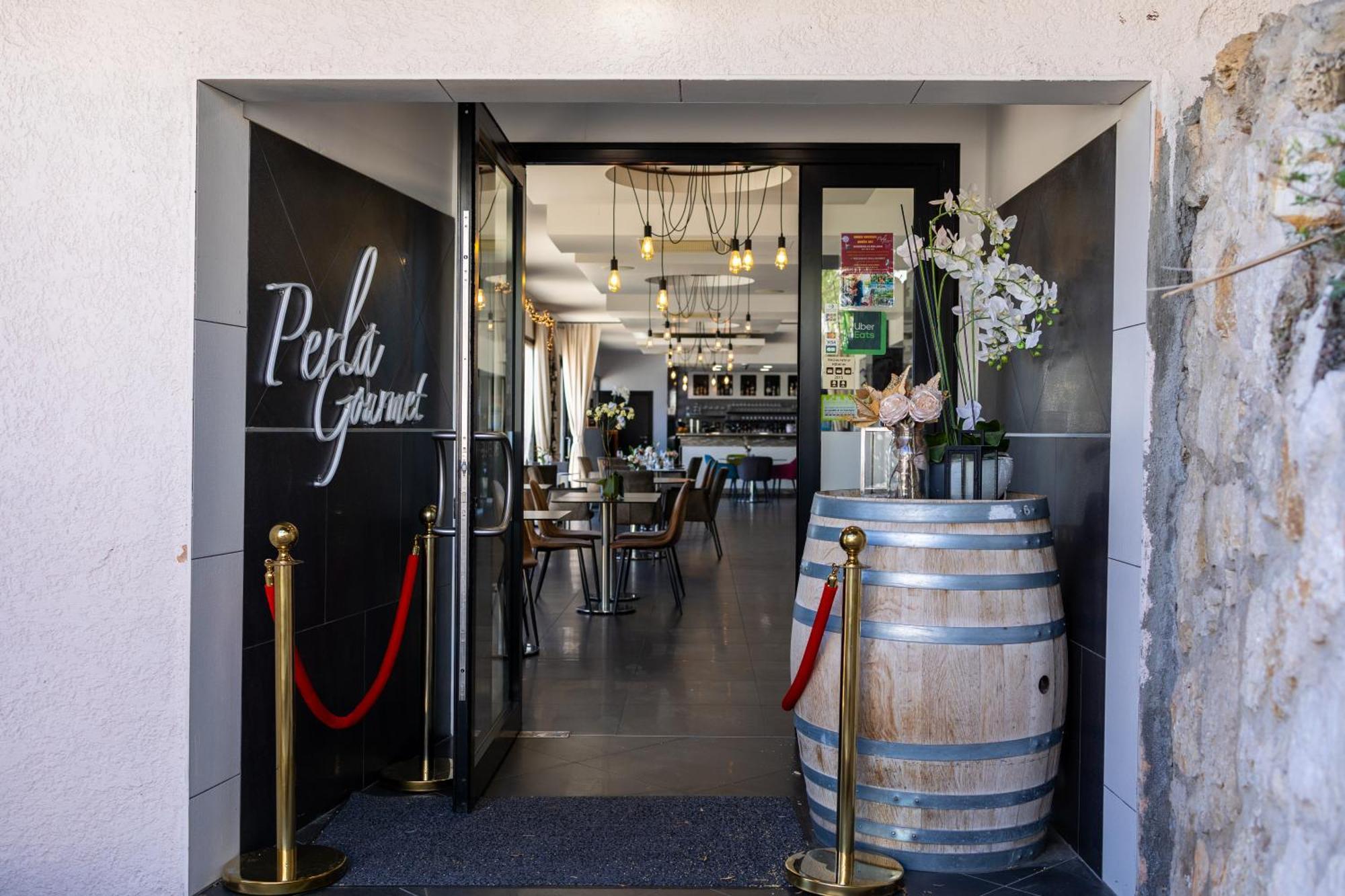 Hotel & Restaurant Perla Riviera Villeneuve-Loubet Exterior photo