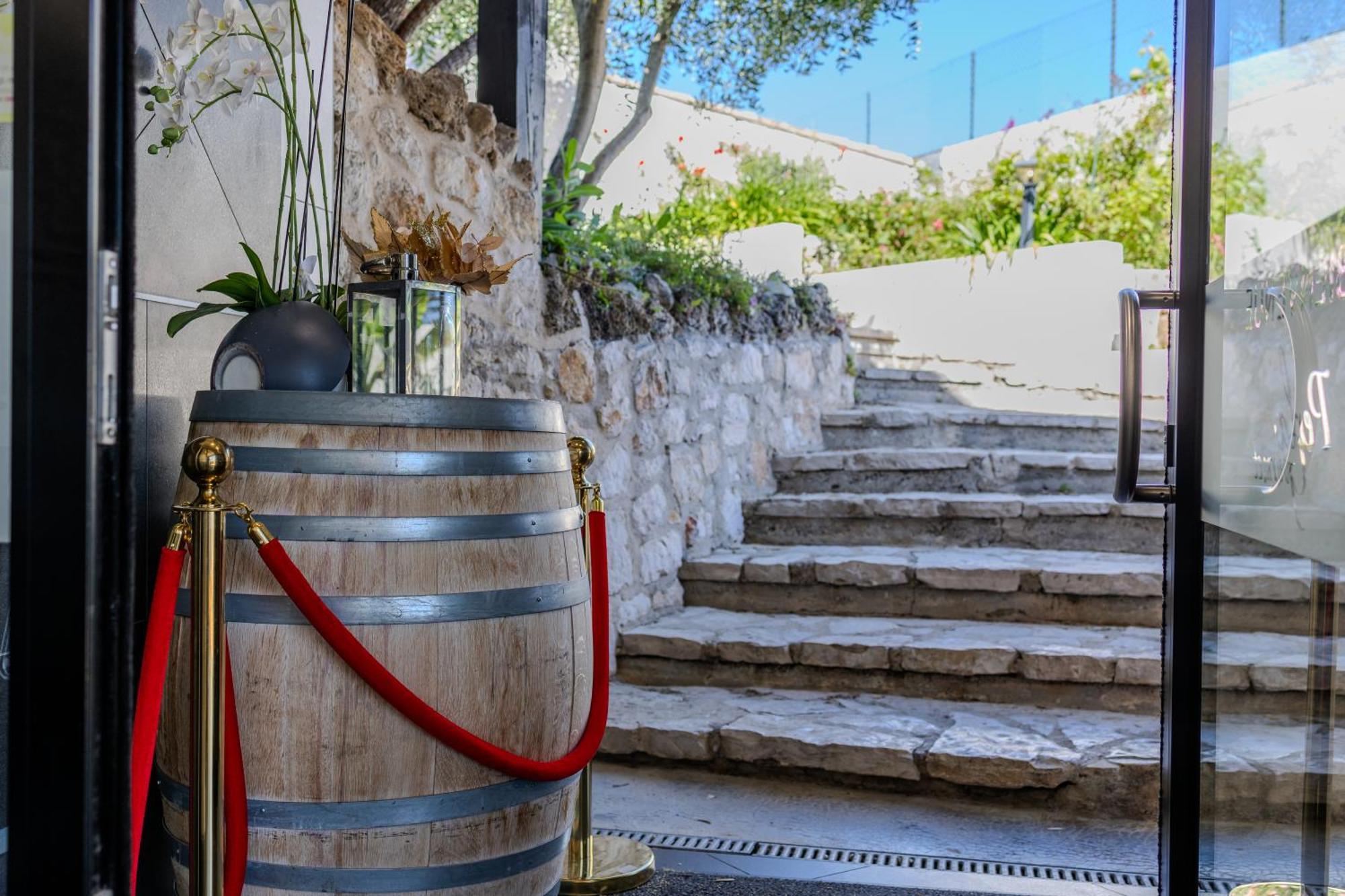 Hotel & Restaurant Perla Riviera Villeneuve-Loubet Exterior photo