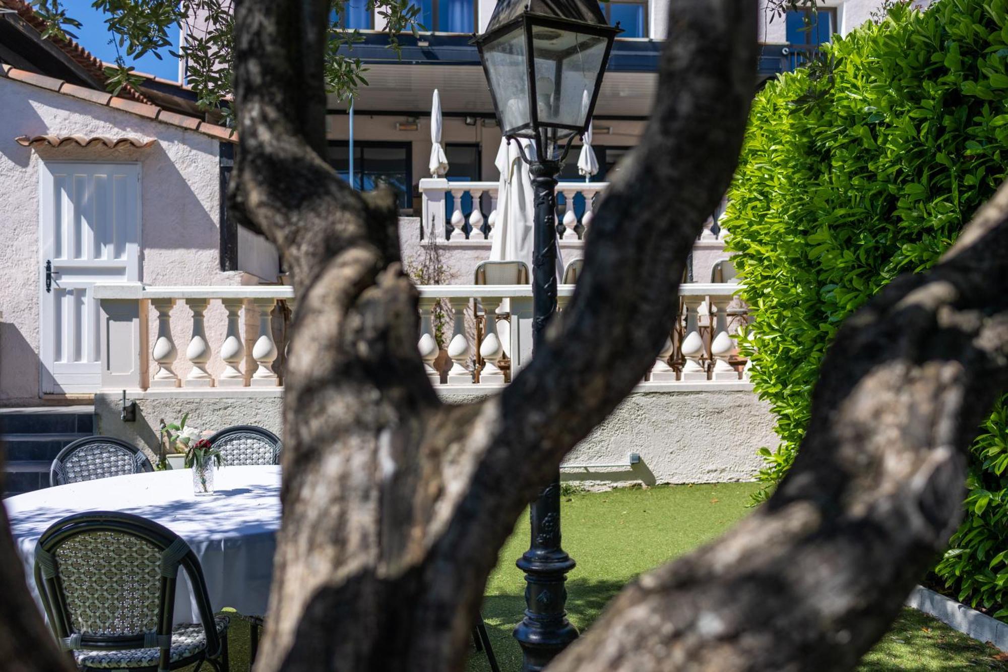 Hotel & Restaurant Perla Riviera Villeneuve-Loubet Exterior photo